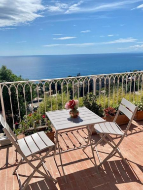Charming flat with parking terrace and sea view